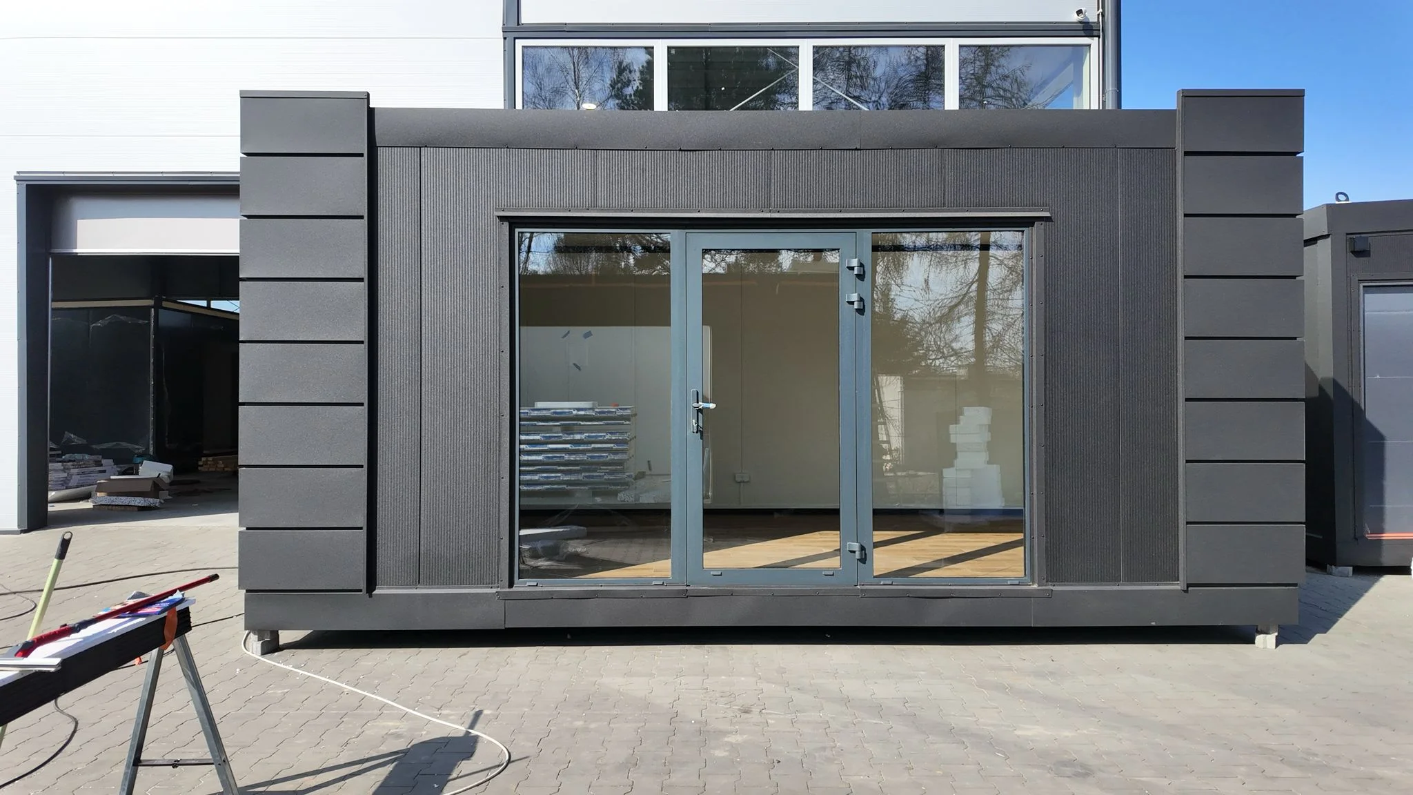 Pavillon STAGO — Graphit mit vertikalen Akzenten und verglasten Türen