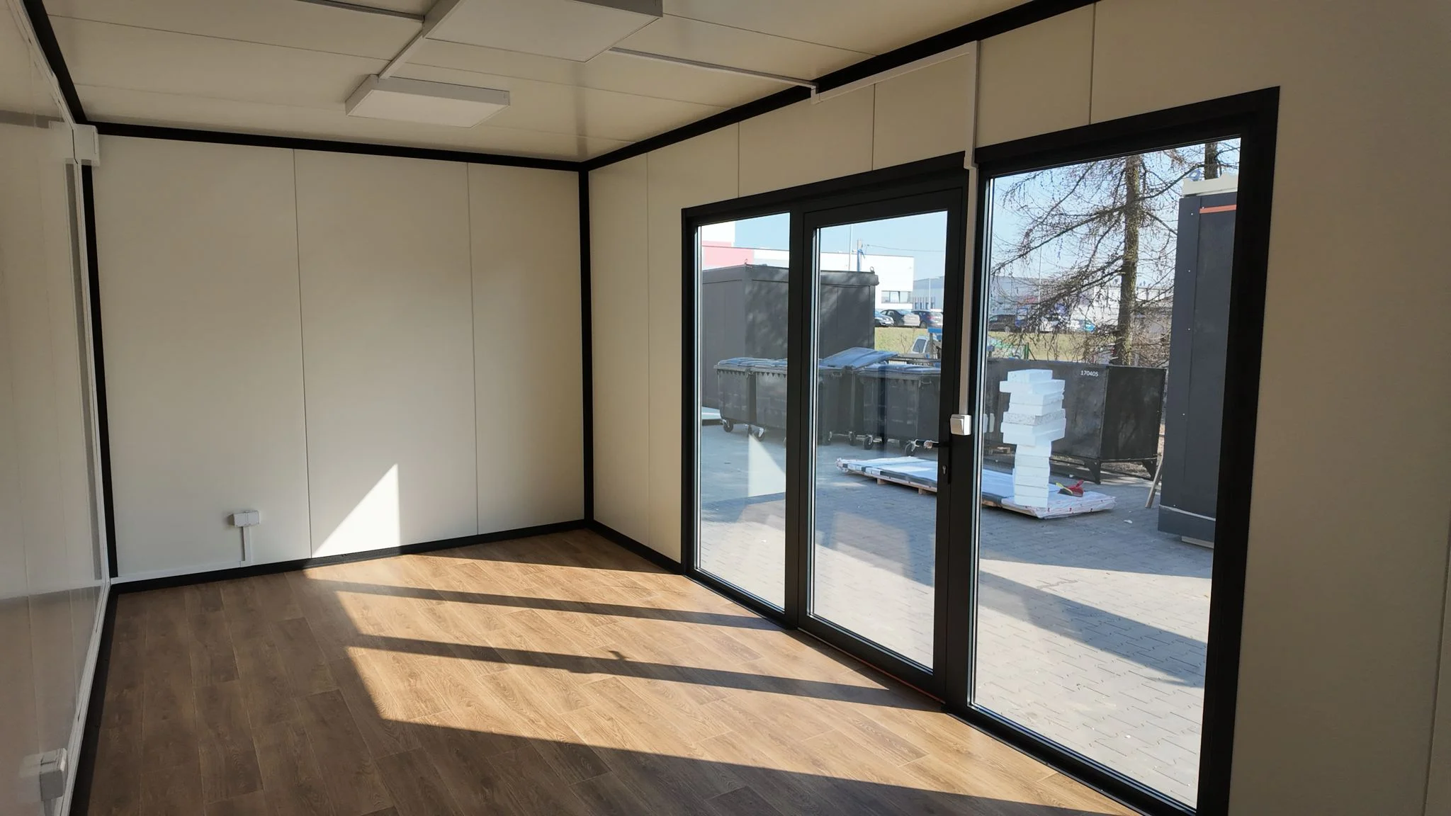 Innenraum STAGO-Pavillon — Panoramatüren mit Blick auf den Platz