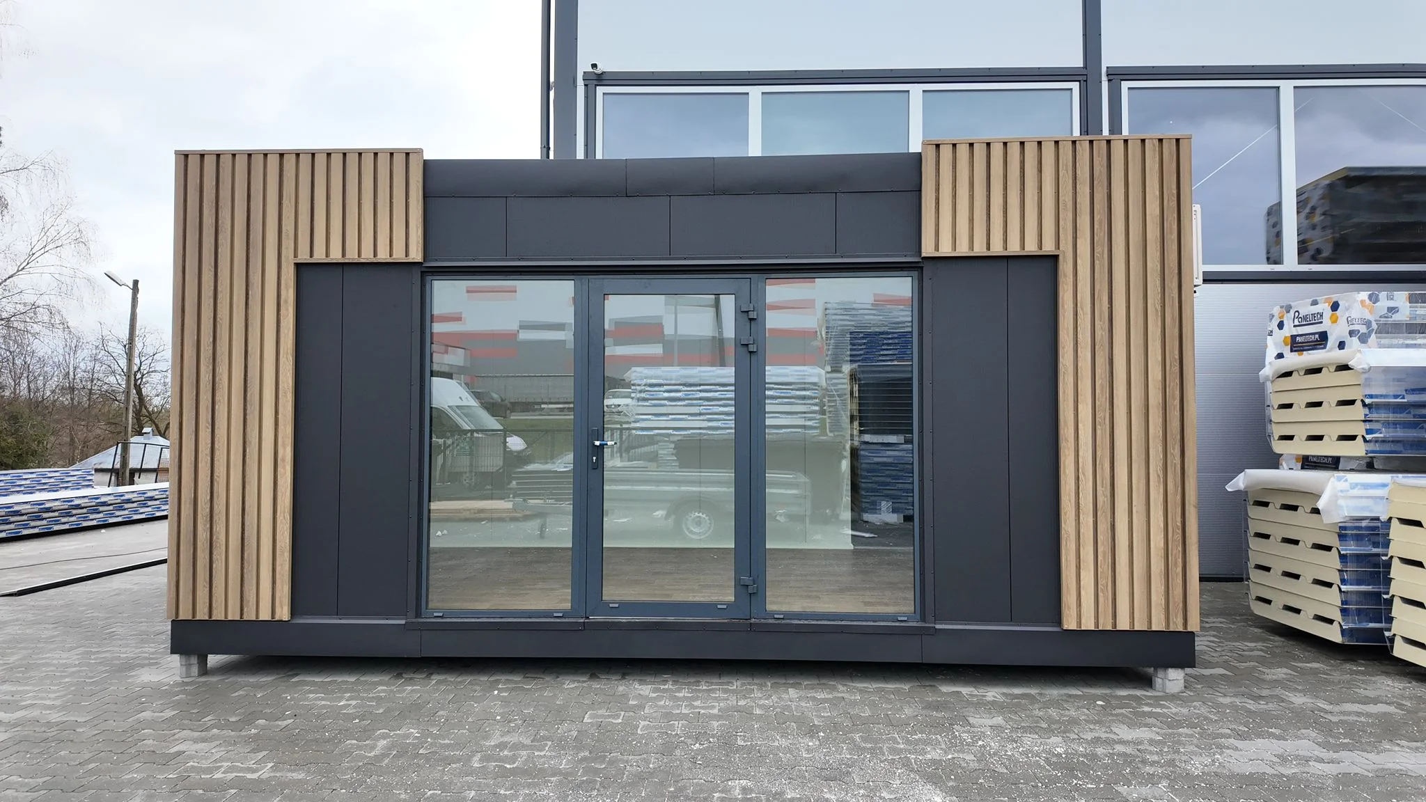 Pavillon STAGO — Graphitfront mit Holzseiten und Glastüren