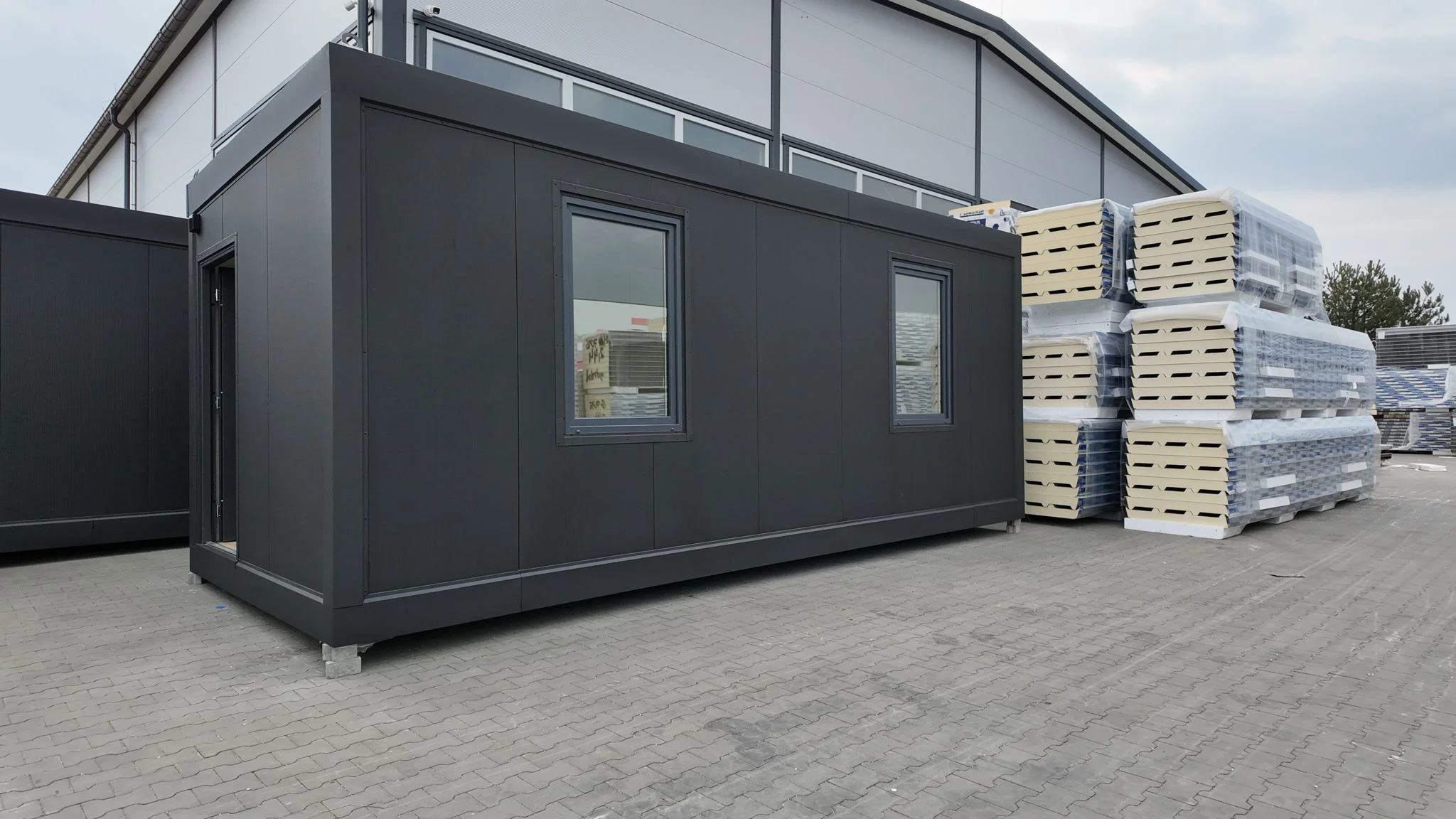 Pawilon modułowy vs tradycyjny budynek